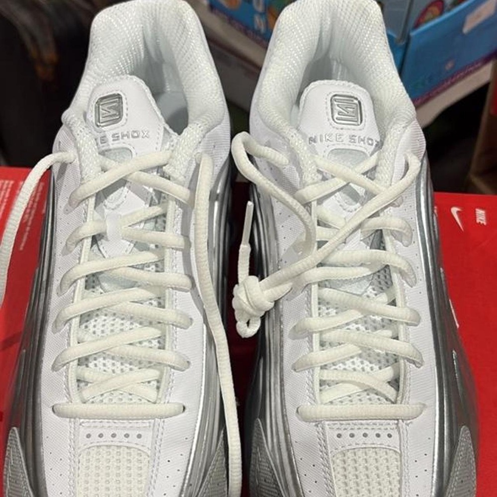 Nike Shox R4 SE Metallic Silver sneakers in US 9